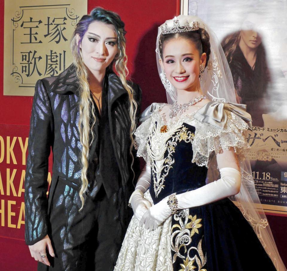 珠城りょう（左）と愛希れいか　