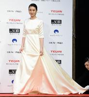 ドレス姿で優雅に登場した武井咲＝東京・明治記念館（撮影・開出牧）