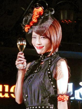 グラスを手にほほえむ釈由美子　