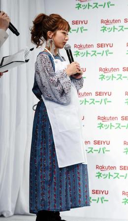 妊婦服にエプロン姿でイベントに登場した辻希美＝東京・恵比寿ガーデンプレイス（撮影・開出牧）