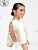 背中を開いたドレスを披露する武井咲＝東京・明治記念館　