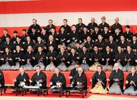 歌舞伎俳優１００人が出演した開場式（２列目左から）市川中車、中村獅童、市川海老蔵、市川猿之助ら＝京都・南座