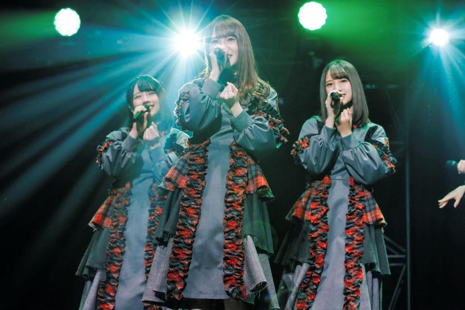 ステージで歌唱するけやき坂４６＝東京・日本武道館