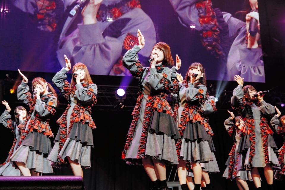 ステージで歌唱するけやき坂４６＝東京・日本武道館