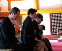 成功祈願祭を行った松本幸四郎（左から２人目）、松本白鸚（同３人目）＝京都市内
