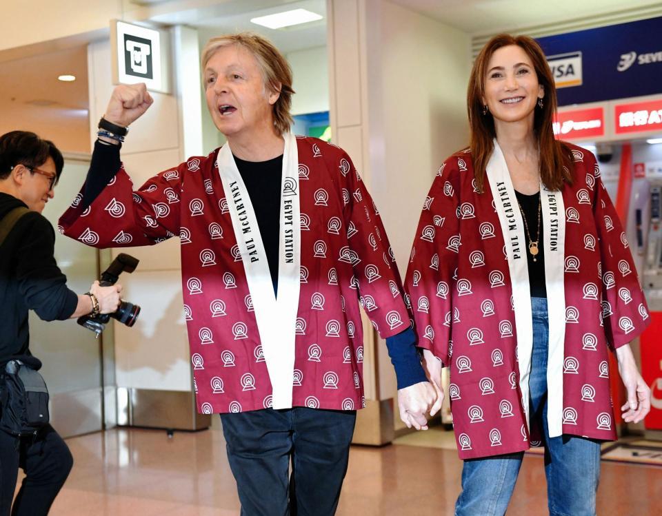 はっぴ姿でナンシー夫人とファンの前に現れたポール・マッカートニー（左）＝羽田空港（撮影・出月俊成）