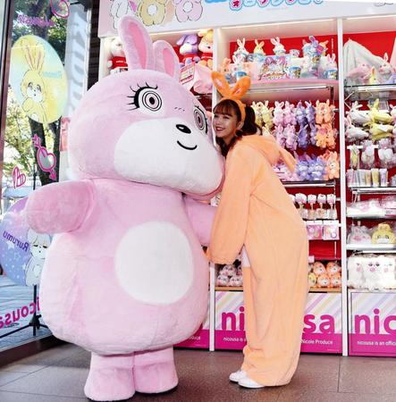 ニコウサの着ぐるみとポーズをとる藤田ニコル＝東京・キディランド原宿店（撮影・開出牧）