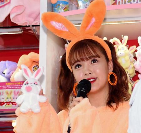 ニコウサのぬいぐるみを手にトークをする藤田ニコル＝東京・キディランド原宿店（撮影・開出牧）