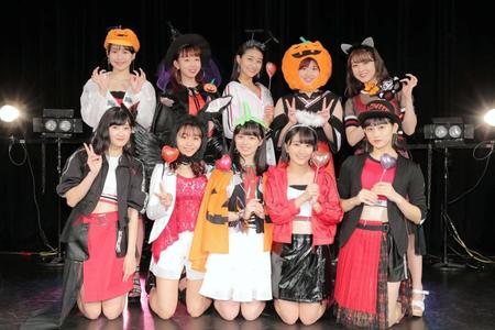 新曲発売イベントを行ったアンジュルムの（前烈左から）川村文乃、室田瑞希、上國料萌衣、船木結、佐々木莉佳子、（後烈左から）笠原桃奈、勝田里奈、和田彩花、竹内朱莉、中西香菜＝川崎市のＣＬＵＢ　ＣＩＴＴＡ’  