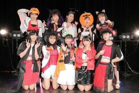 新曲発売イベントを行ったアンジュルムの（前烈左から）川村文乃、室田瑞希、上國料萌衣、船木結、佐々木莉佳子、（後烈左から）笠原桃奈、勝田里奈、和田彩花、竹内朱莉、中西香菜＝川崎市のＣＬＵＢ　ＣＩＴＴＡ’ 