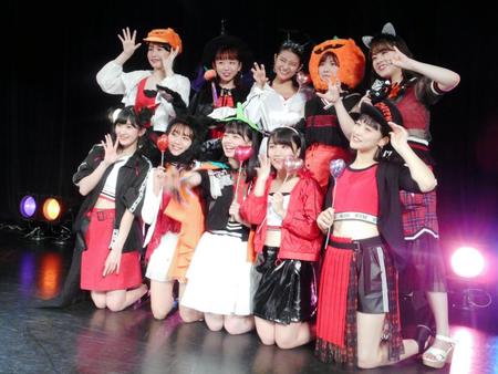 新曲発売記念イベントを行ったアンジュルムの（下段左から）川村文乃、室田瑞希、上國料萌衣、船木結、佐々木莉佳子（上段左から）笠原桃奈、勝田里奈、和田彩花、竹内朱莉、中西香菜＝ＣＬＵＢ　ＣＩＴＴＡ