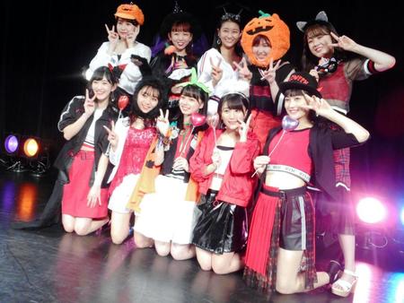 新曲発売記念イベントを行ったアンジュルムの（下段左から）川村文乃、室田瑞希、上國料萌衣、船木結、佐々木莉佳子（上段左から）笠原桃奈、勝田里奈、和田彩花、竹内朱莉、中西香菜＝神奈川県川崎市のＣＬＵＢ　ＣＩＴＴＡ