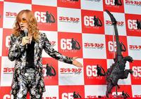 ゴジラ・ギターをお披露目し、トークをする高見沢俊彦＝新宿マルイアネックス（撮影・中田匡峻）