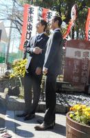 中村勘三郎を偲ぶ集まりに出席した中村七之助（左）と中村勘九郎＝東京・隅田公園