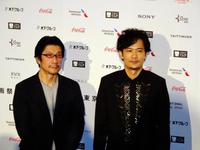 　会見した阪本順治監督（左）と稲垣吾郎＝都内