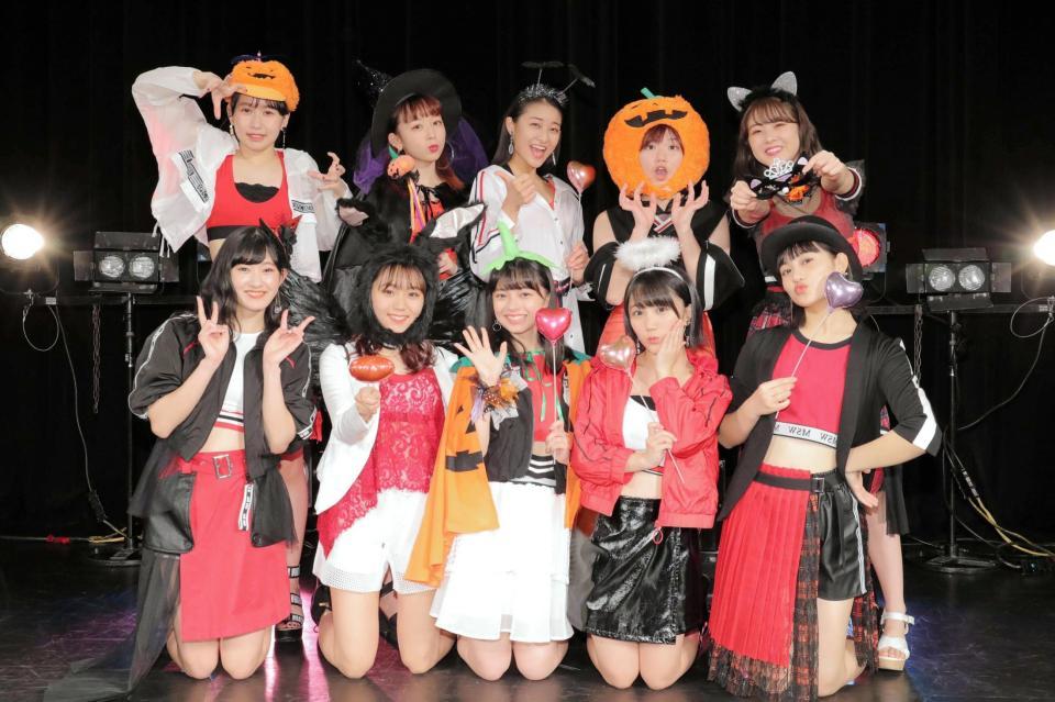 新曲発売イベントを行ったアンジュルムの（前烈左から）川村文乃、室田瑞希、上國料萌衣、船木結、佐々木莉佳子、（後烈左から）笠原桃奈、勝田里奈、和田彩花、竹内朱莉、中西香菜＝川崎市のＣＬＵＢ　ＣＩＴＴＡ’ 