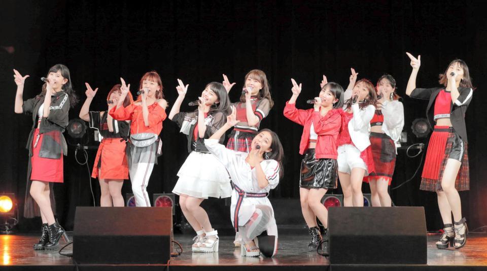 新曲発売イベントを行ったアンジュルムの（左から）川村文乃、竹内朱莉、勝田里奈、上國料萌衣、和田彩花、中西香菜、船木結、室田瑞希、笠原桃奈、佐々木莉佳子＝川崎市のＣＬＵＢ　ＣＩＴＴＡ’ 