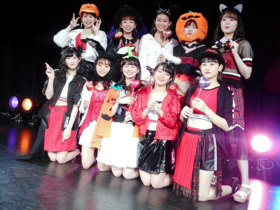 新曲発売記念イベントを行ったアンジュルムの（下段左から）川村文乃、室田瑞希、上國料萌衣、船木結、佐々木莉佳子（上段左から）笠原桃奈、勝田里奈、和田彩花、竹内朱莉、中西香菜＝ＣＬＵＢ　ＣＩＴＴＡ