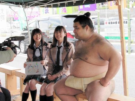 稽古後、（左から）ＨＫＴの小田彩加、坂口理子から取材を受ける高安