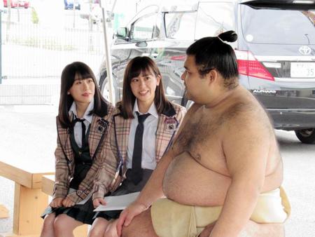 稽古後、（左から）ＨＫＴの小田彩加、坂口理子から取材を受ける高安