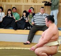 稽古中、（左から）ＨＫＴの坂口理子、小田彩加から熱視線を送られる稀勢の里