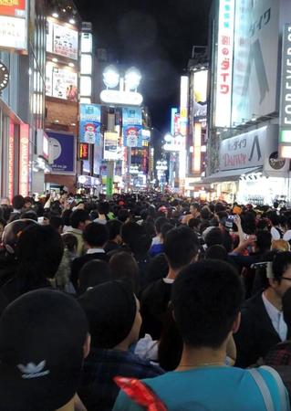 ハロウィンの人混みで、身動きが取れなくなった渋谷センター街の歩行者