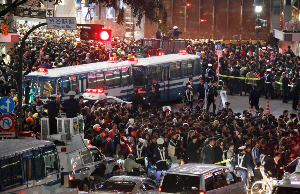 　ハロウィーン当日を迎え、混雑する東京・渋谷駅前のスクランブル交差点付近