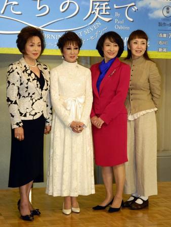 　舞台「姉妹たちの庭で」製作発表に登場した江波杏子さん＝２０１１年