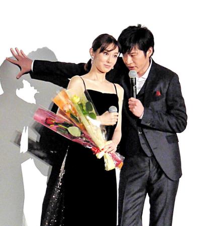 　壁ドンした田中圭（右）から感謝の言葉を送られる北川景子＝東京・日比谷