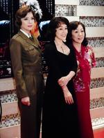 「ピアフ」の公開げい古に参加した（左から）彩輝なお、大竹しのぶ、梅沢昌代＝東京・シアタークリエ