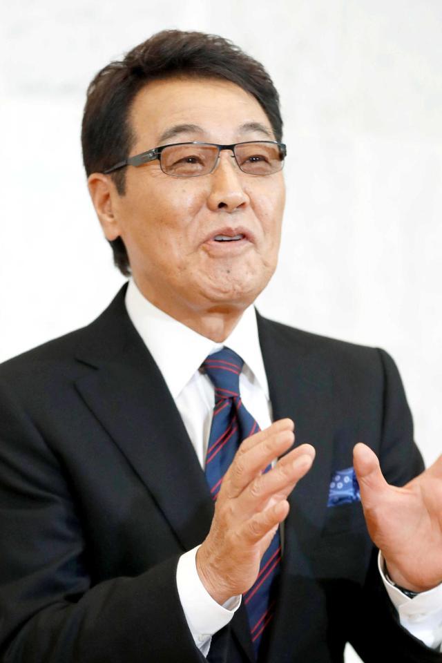 　受章の喜びを語る五木ひろし