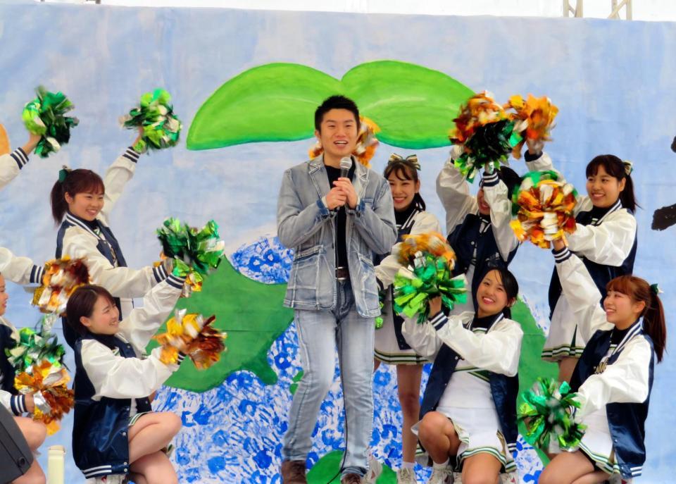 母校の学園祭でチアガールとコラボして熱唱する一条貫太＝東京・五反田の立正大学