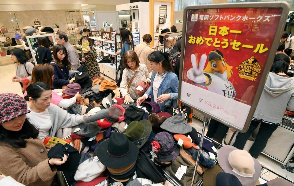 　福岡市の百貨店で始まった優勝記念セールで商品を手に取る買い物客