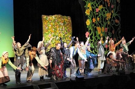 カーテンコールで、招待した児童らに挨拶する劇団四季の出演俳優ら＝大阪・オリックス劇場