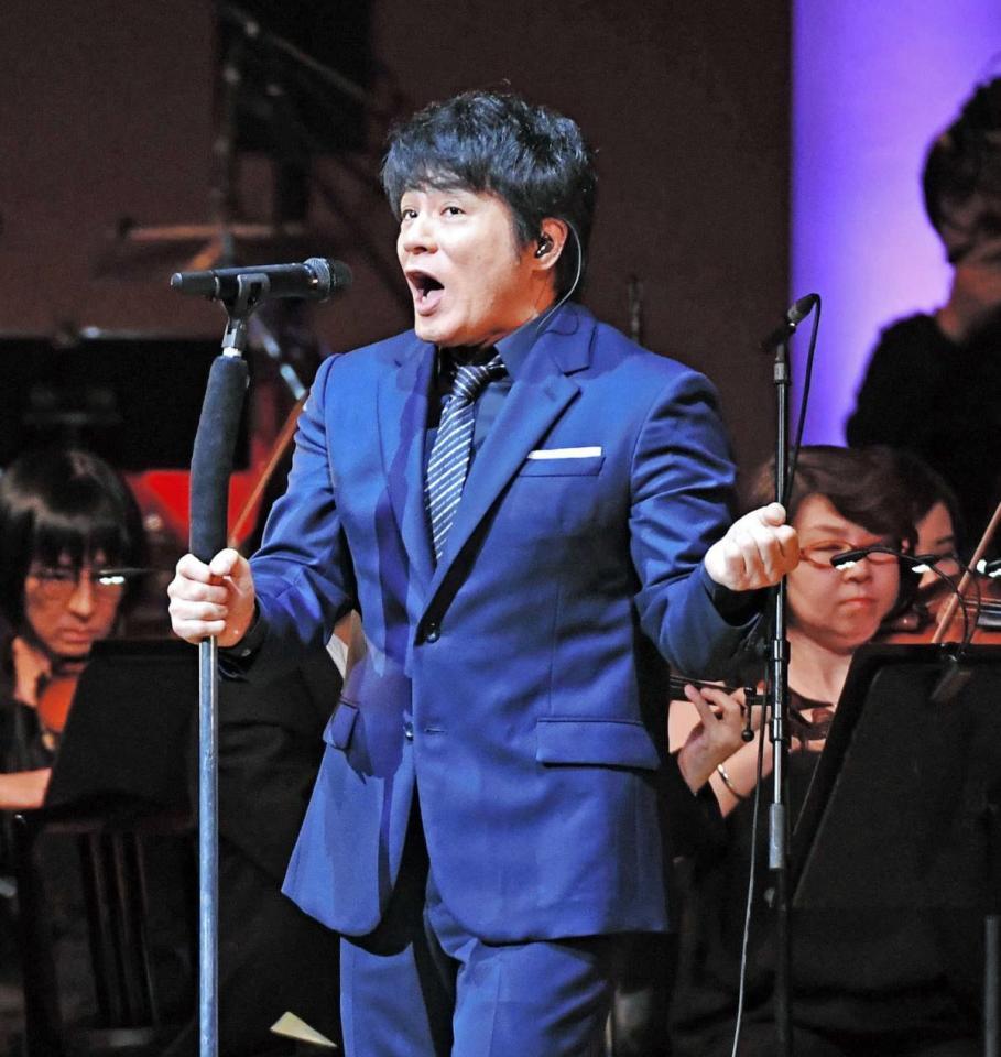 　オーケストラを背に熱唱するＡＳＫＡ＝東京国際フォーラム