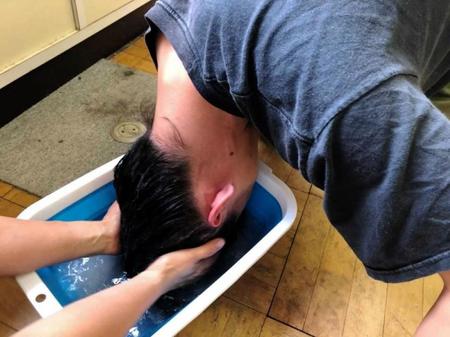 「今日から俺は！！」でツンツンヘアを元に戻す伊藤健太郎＝提供