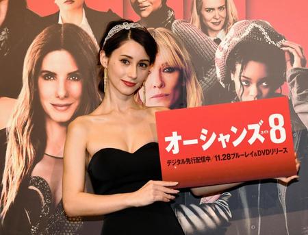 胸元がセクシーな黒のドレスで登場したダレノガレ明美＝東京・港区のワーナー・ブラザーズ映画試写室（撮影・三好信也）