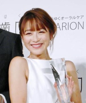 「ＢＥＳＴ　ＳＨＩＮＩＳＴ　ＡＷＡＲＤ　２０１８」の授与式に出席した（左から）足立梨花、西野朗氏、鈴木奈々＝東京・バトゥール東京