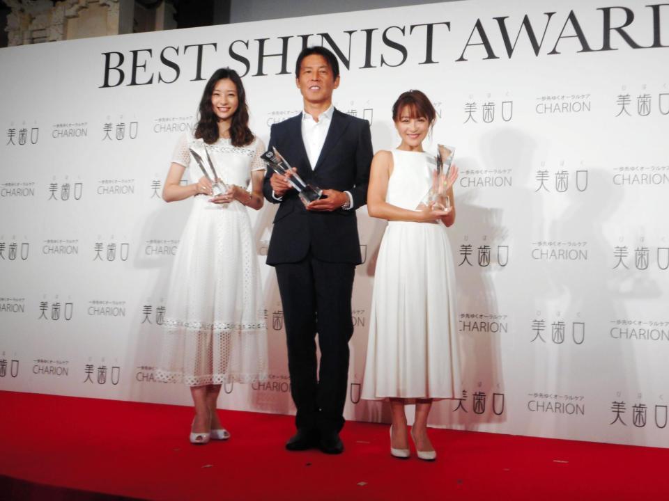 「ＢＥＳＴ　ＳＨＩＮＩＳＴ　ＡＷＡＲＤ　２０１８」の授与式に出席した（左から）足立梨花、西野朗氏、鈴木奈々＝東京・バトゥール東京