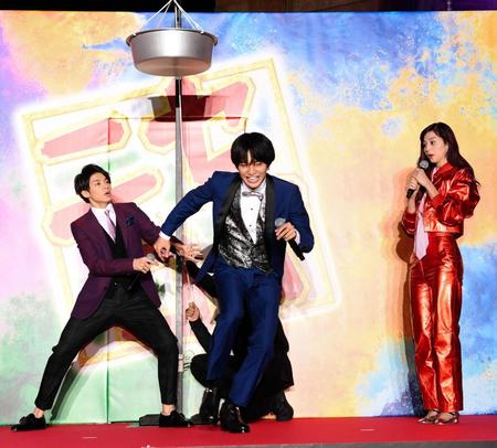 中条あやみ（右）がクイズに答えられず、たらい落としの罰ゲームが決まるも逃走する中島健人（中、左は岸優太）＝六本木ヒルズアリーナ（撮影・三好信也）