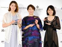受賞式に出席した（左から）競泳の大橋悠依、中井美穂アナ、内田恭子アナ＝東京・ベクトルスタジオ