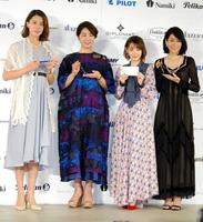 受賞式に出席した（左から）競泳の大橋悠依、中井美穂アナ、生駒里奈、内田恭子アナ＝東京・ベクトルスタジオ