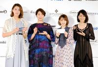 受賞式に出席した（左から）競泳の大橋悠依、中井美穂アナ、生駒里奈、内田恭子アナ＝東京・ベクトルスタジオ