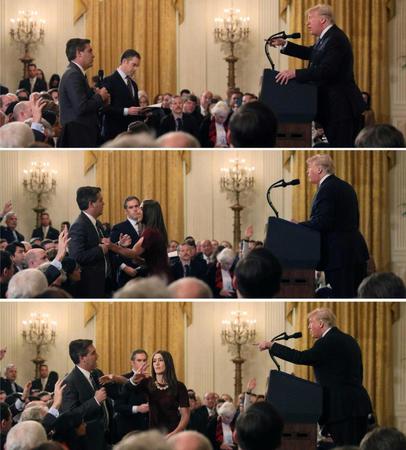 　ＣＮＮ記者（左）のマイクを取る女性スタッフ（ロイター＝共同）