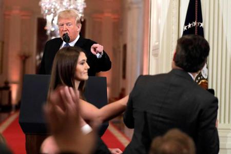 　７日、ホワイトハウスの記者会見で、トランプ大統領が指さしたＣＮＮ記者（右）のマイクを取るスタッフ（ＡＰ＝共同）