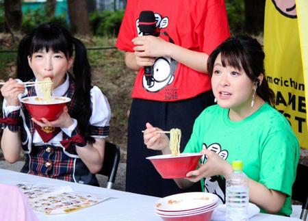 ラーメンの大食い競争を行った諸國沙代子アナ（右）と、もえのあずき＝大阪城公園