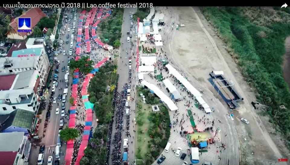 　ラオスのＭＡＬＩＭＡＲ　ＴＶによる「ラオス・コーヒーフェスティバル」の動画から。右端の長方形の敷地が“橋祭り”のセットとみられる