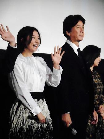 「体操しようよ」公開記念舞台あいさつに登壇した木村文乃（左）と草刈正雄＝東京・新宿