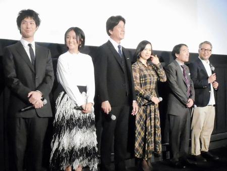 「体操しようよ」公開記念舞台あいさつに登壇した（左から）渡辺大知、木村文乃、草刈正雄、和久井映見、きたろう、菊地健雄監督＝東京・新宿