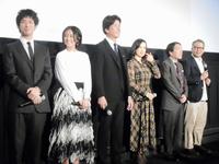 「体操しようよ」公開記念舞台あいさつに登壇した（左から）渡辺大知、木村文乃、草刈正雄、和久井映見、きたろう、菊地健雄監督＝東京・新宿